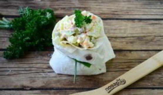 салат оливье в лаваше