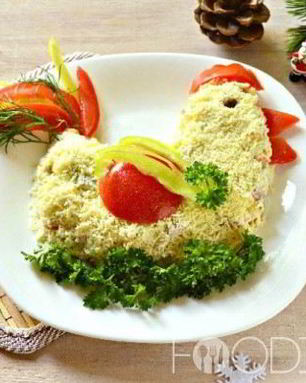 Салат в виде петуха Оливье