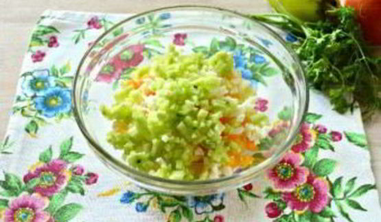 салат в виде петуха оливье