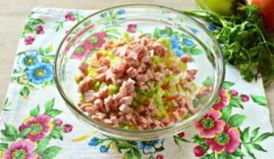 салат в виде петуха оливье