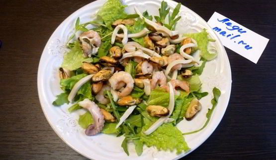 овощной салат с морепродуктами