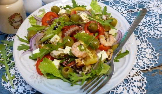 овощной салат с морепродуктами