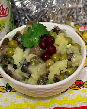 Постный салат с маринованными опятами