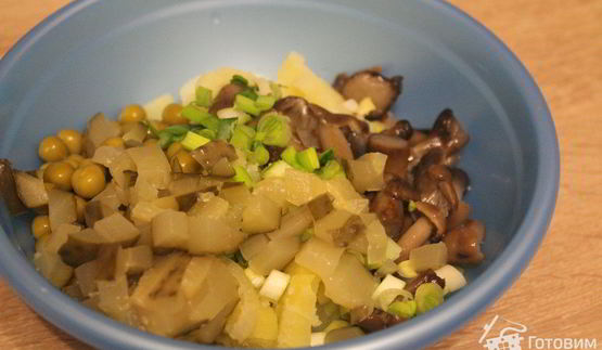 постный салат с маринованными опятами