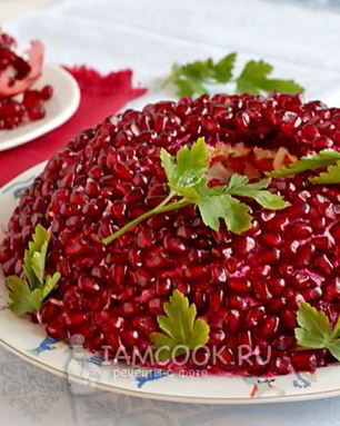 Салат Гранатовый браслет с копченой курицей