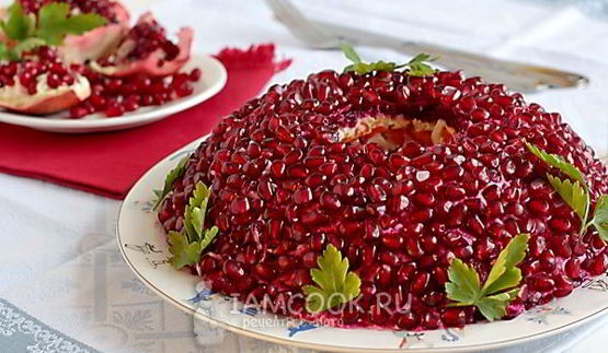 салат гранатовый браслет с копченой курицей