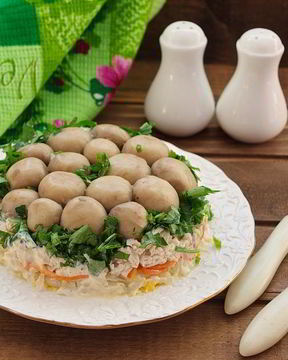 Салат Грибная полянка с курицей