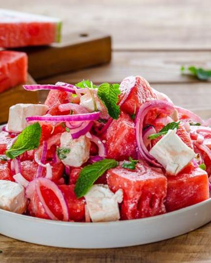 Рецепт салата из арбуза с маринованным крымским луком и брынзой