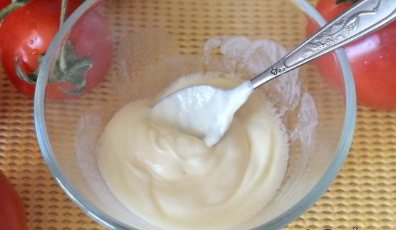 салат из помидоров со сливочно-базиликовым соусом