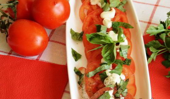 салат из помидоров со сливочно-базиликовым соусом