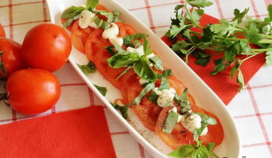 салат из помидоров со сливочно-базиликовым соусом