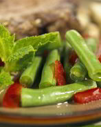 Салат из спаржевой фасоли с овощами