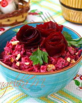 Салат из свеклы с курицей и черносливом