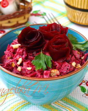 Салат из свеклы с курицей и черносливом