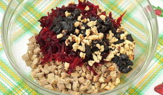 салат из свеклы с курицей и черносливом