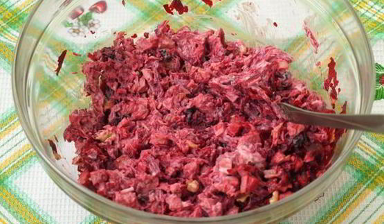 салат из свеклы с курицей и черносливом