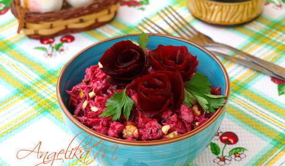 салат из свеклы с курицей и черносливом