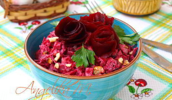 салат из свеклы с курицей и черносливом