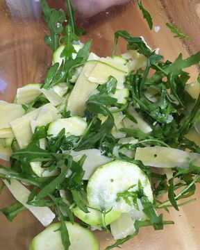 Салат из цукини, рукколы и пармезана