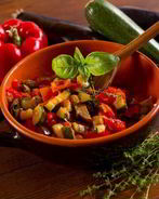 Салат из запеченых овощей и крутонов