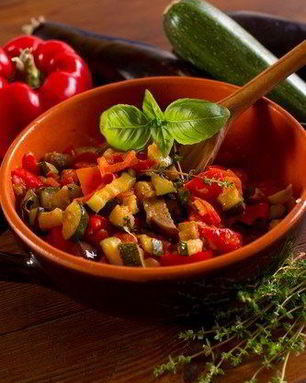 Салат из запеченых овощей и крутонов