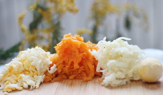 салат мимоза с консервированной горбушей