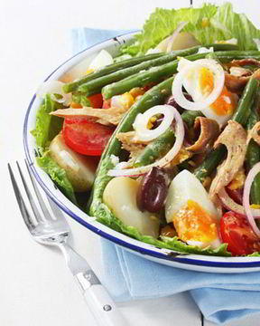 Салат нисуаз с семгой