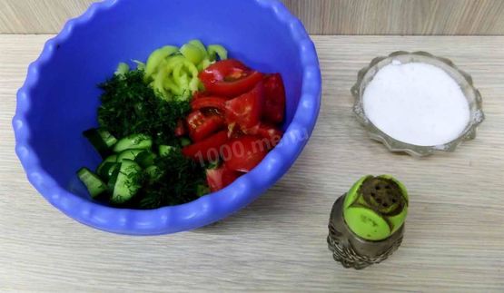 салат пальчики оближешь из помидор и огурцов на зиму