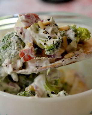 Салат с брокколи и яблоком