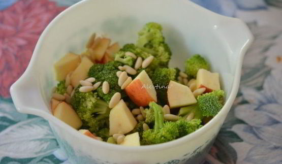 салат с брокколи и яблоком
