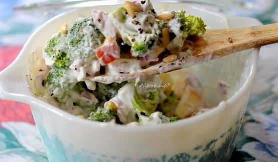 салат с брокколи и яблоком