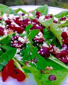 Салат с черешней и фетой