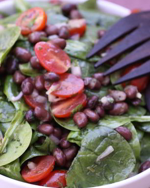 Салат с фасолью и помидорами