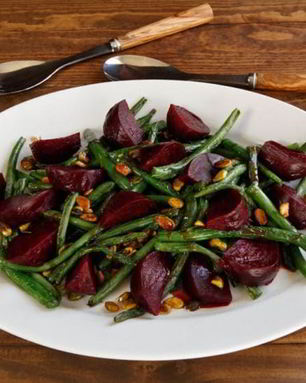 Салат с фасолью и свеклой