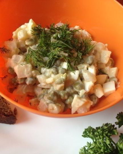 Рецепт салата с кальмарами и зеленым горошком