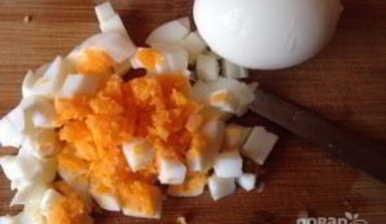 салат с кальмарами и зеленым горошком