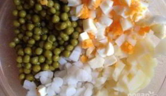 салат с кальмарами и зеленым горошком