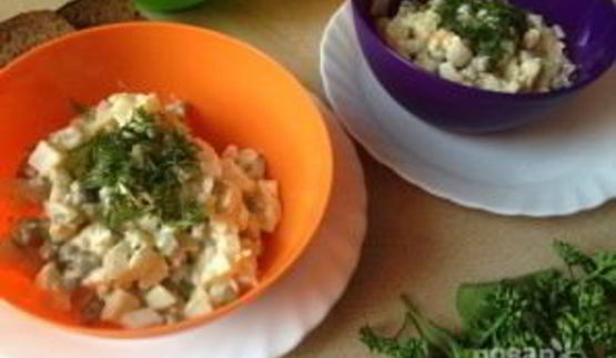 салат с кальмарами и зеленым горошком