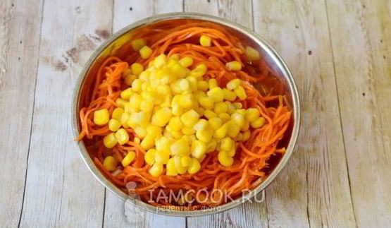 салат с корейской морковью и сухариками