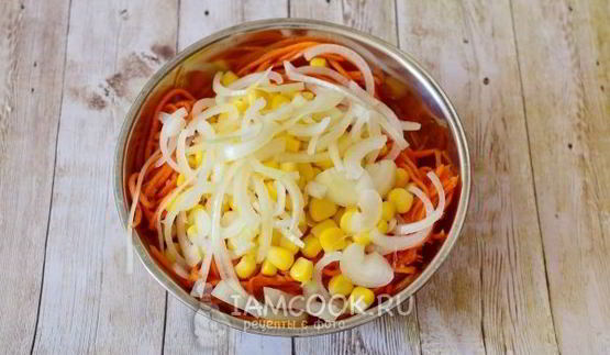 салат с корейской морковью и сухариками