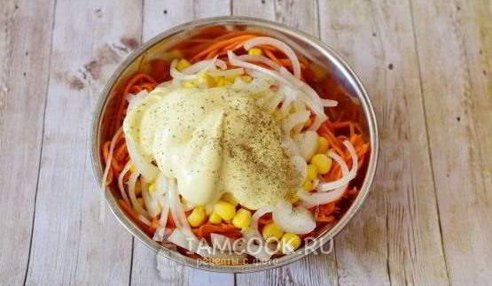 салат с корейской морковью и сухариками