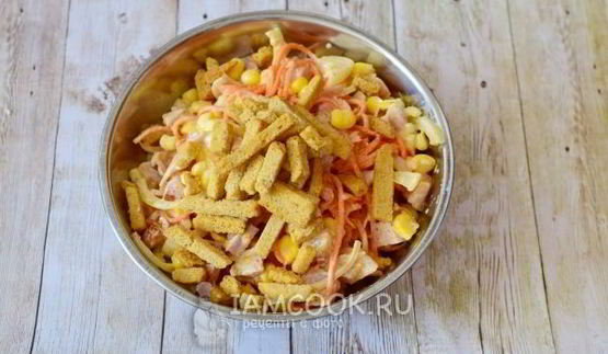 салат с корейской морковью и сухариками