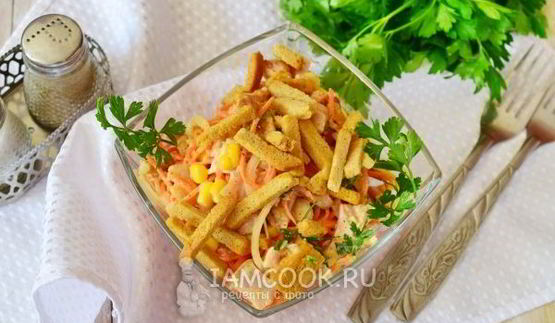 салат с корейской морковью и сухариками