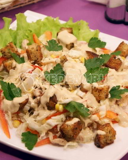 Рецепт салата с курицей и сухариками