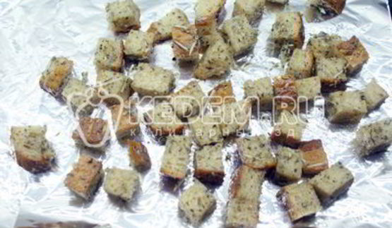 салат с курицей и сухариками