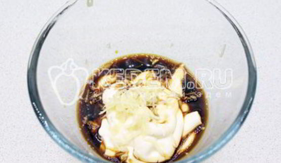 салат с курицей и сухариками