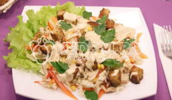 салат с курицей и сухариками