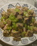 Салат с курочкой, сельдереем и сыром тофу