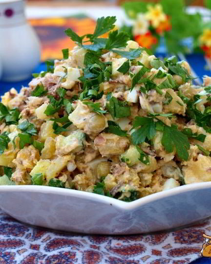 Рецепт салата с сардинами, яйцом и зеленым горошком