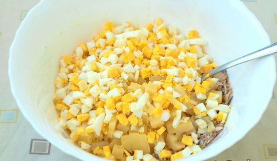 салат с сардинами, яйцом и зеленым горошком